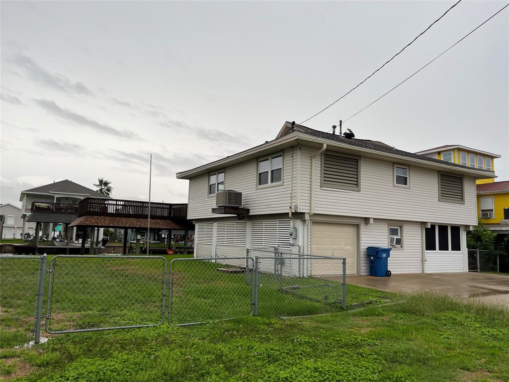 a view of house with a big yard