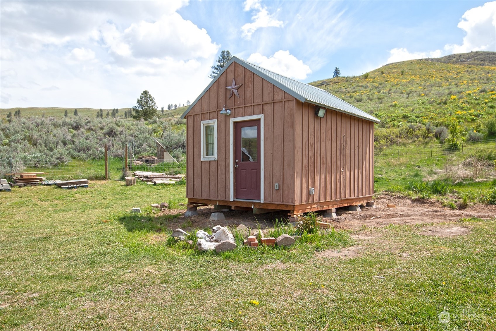 a view of a house with a yard