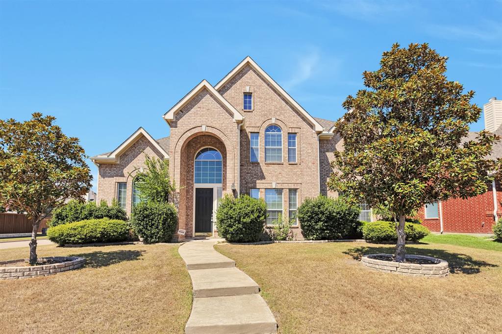 Front of property featuring a front lawn