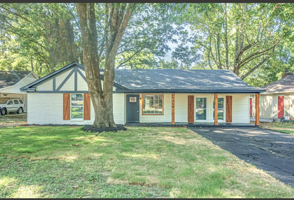 a view of a house with a yard