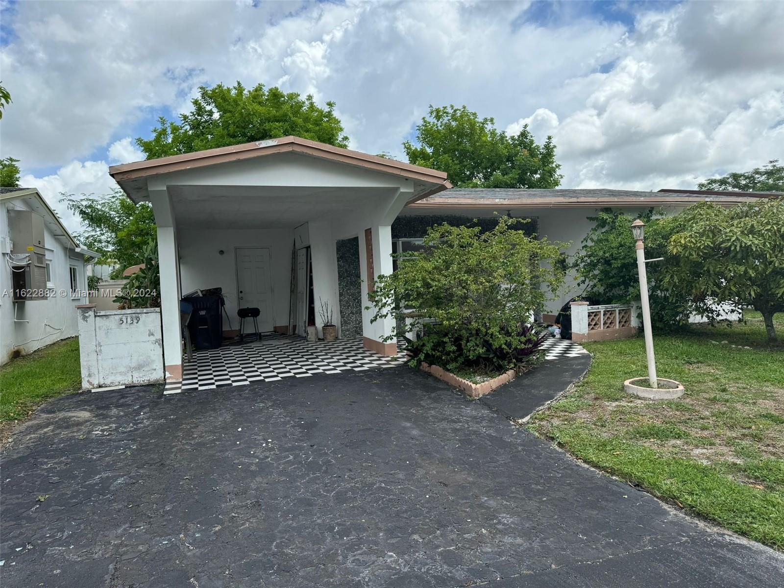 a view of a house with backyard and garden