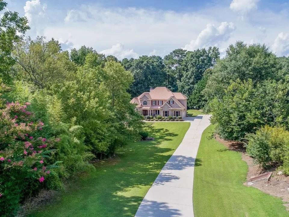 a view of a back yard