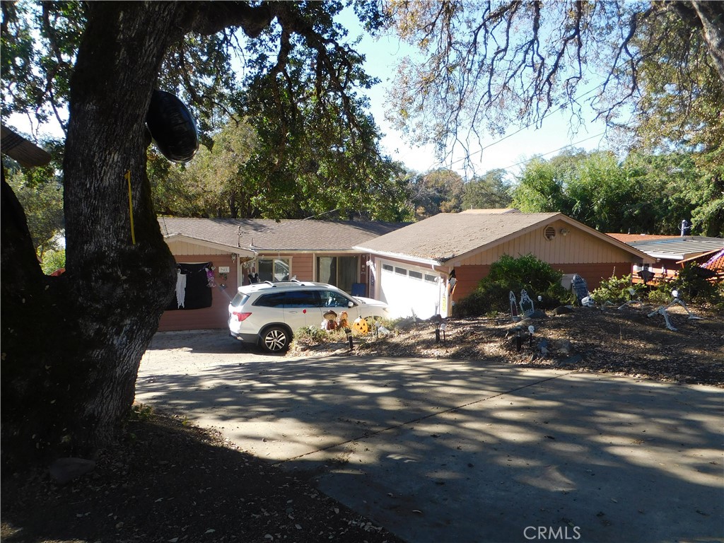 a view of a house with backyard