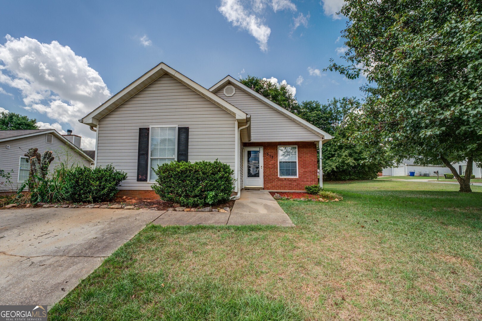 a view of a house with a yard