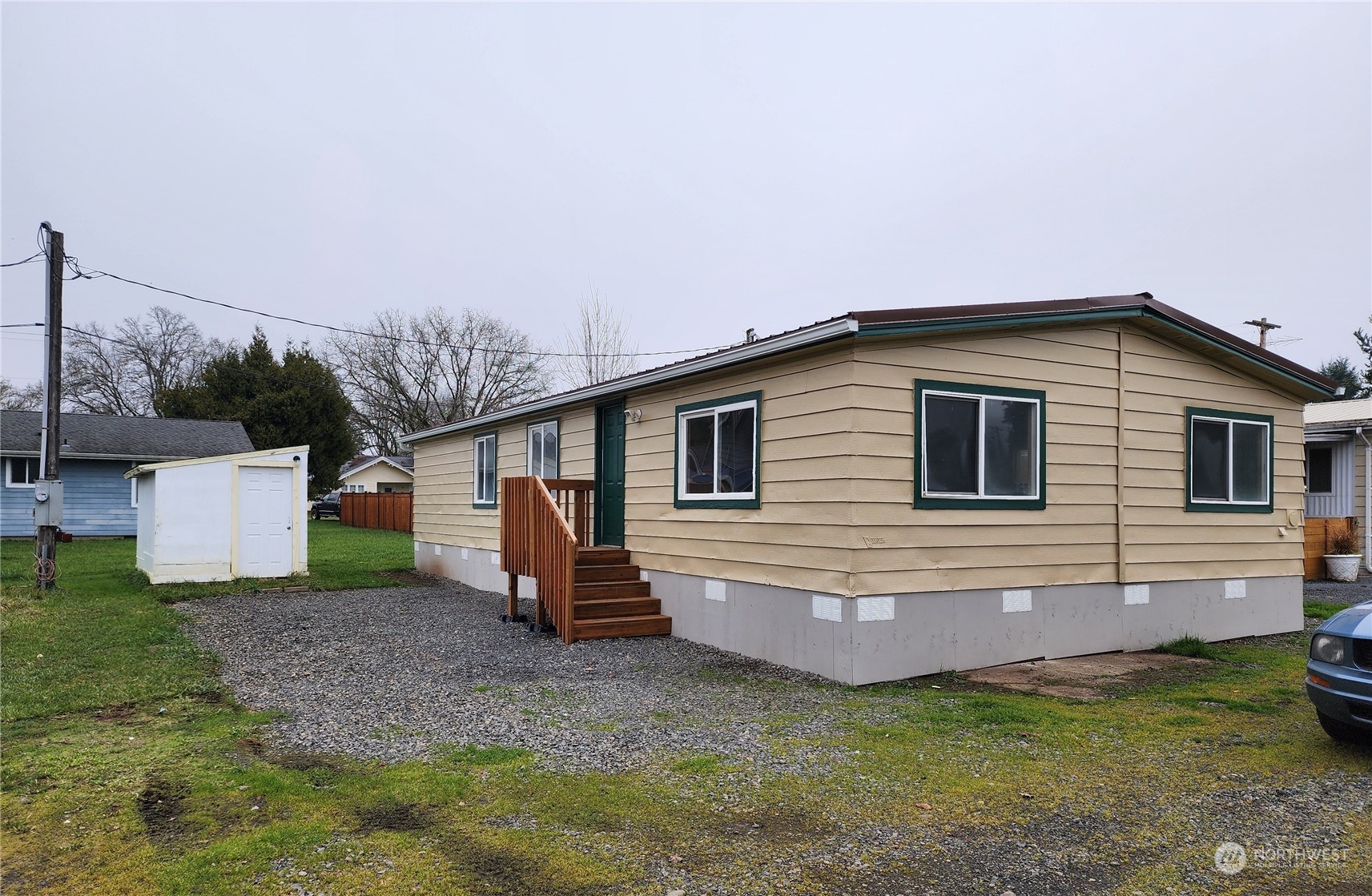 a view of a house with backyard