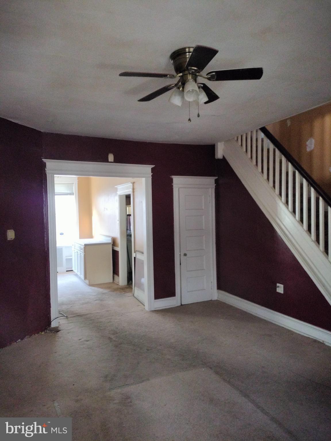 a view of a livingroom with a ceiling fan