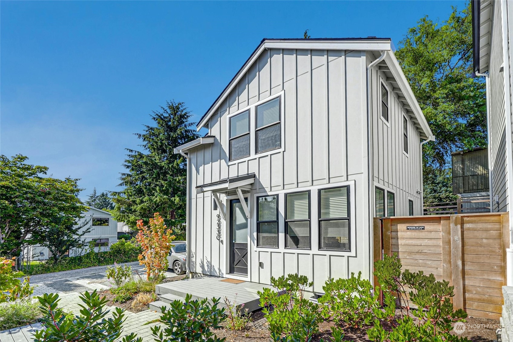 a view of a house with backyard and garden