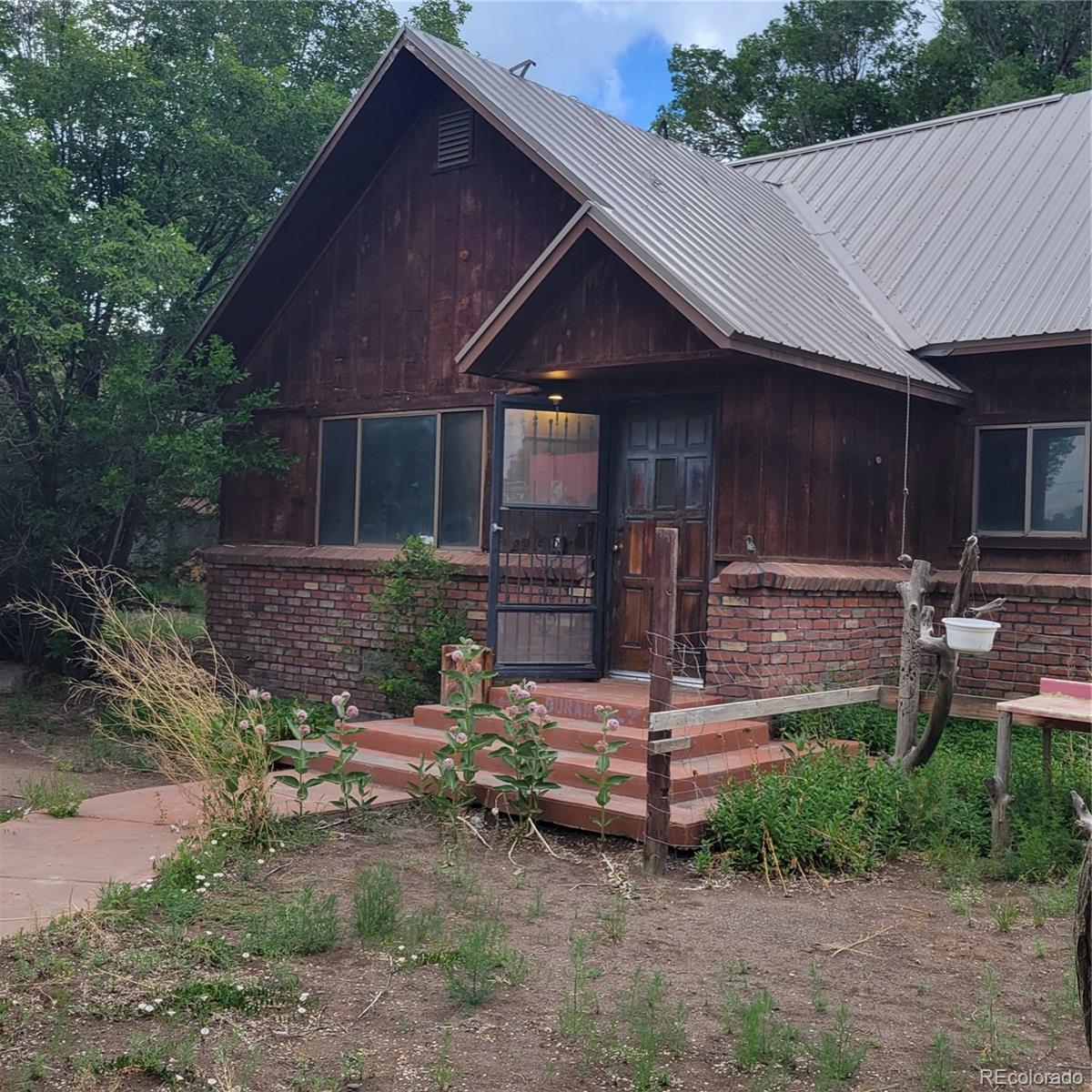 a view of a house with backyard and patio