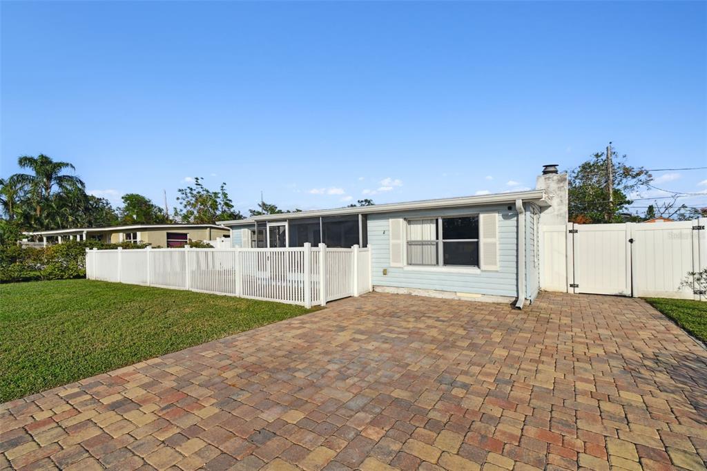 a view of a house with backyard and garden