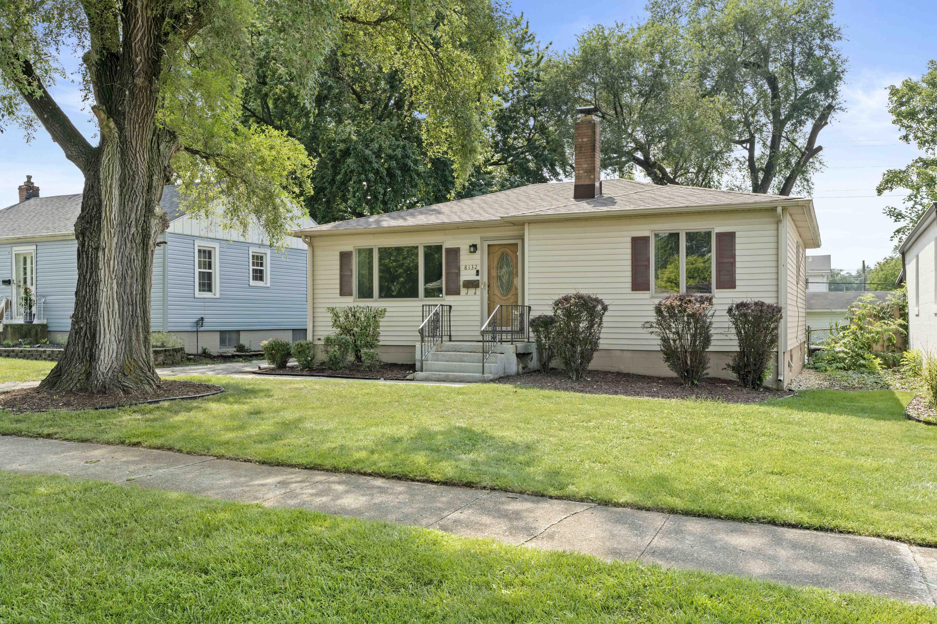 a view of a house with backyard