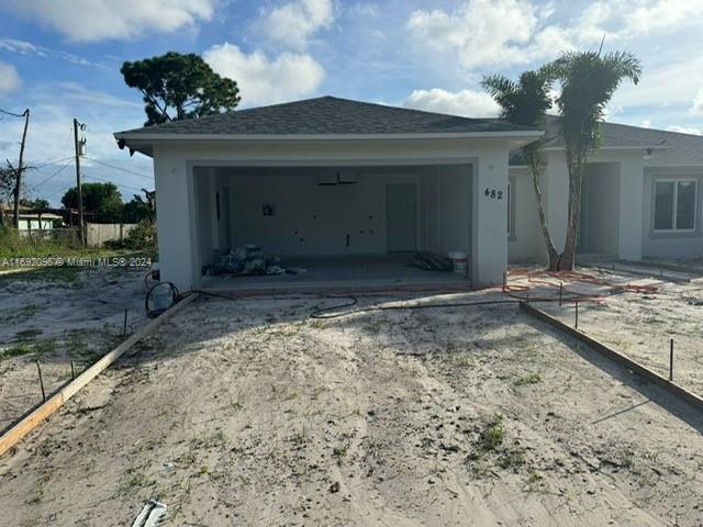 a view of a house with a yard