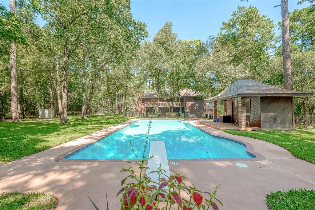 a view of a house with backyard and a tree