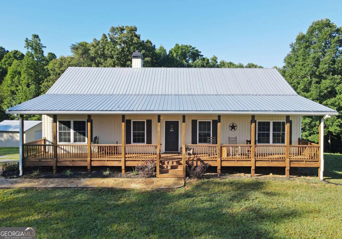 a view of a house with a backyard