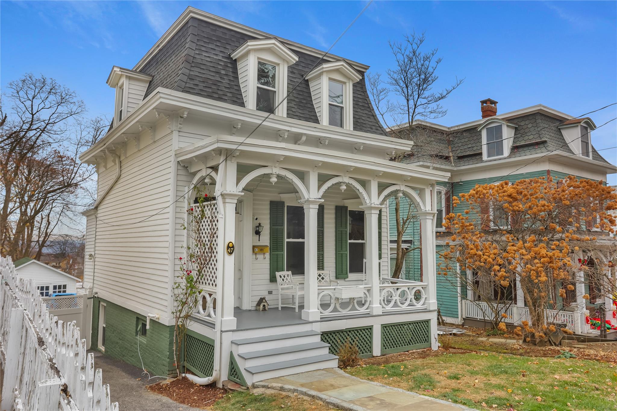 View of front of property featuring a porch