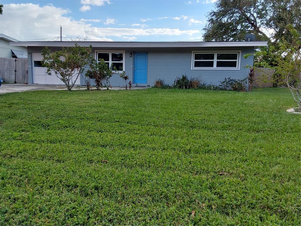 a view of a yard of front a house