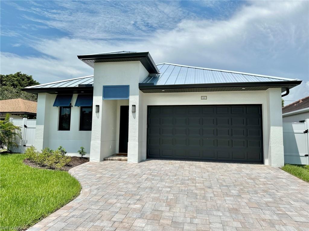 View of front facade featuring a 2 car garage