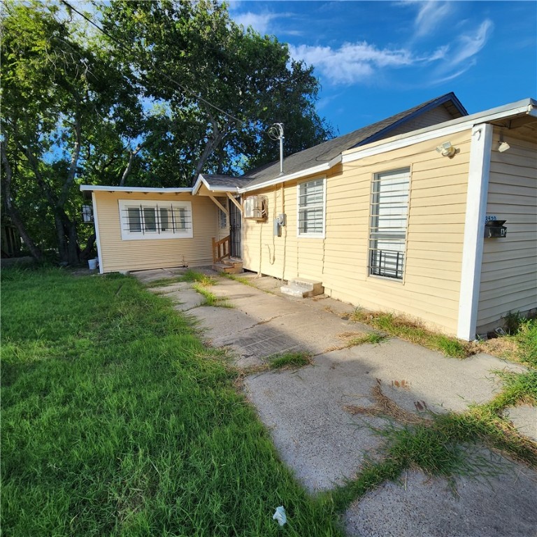 a view of a house with a yard