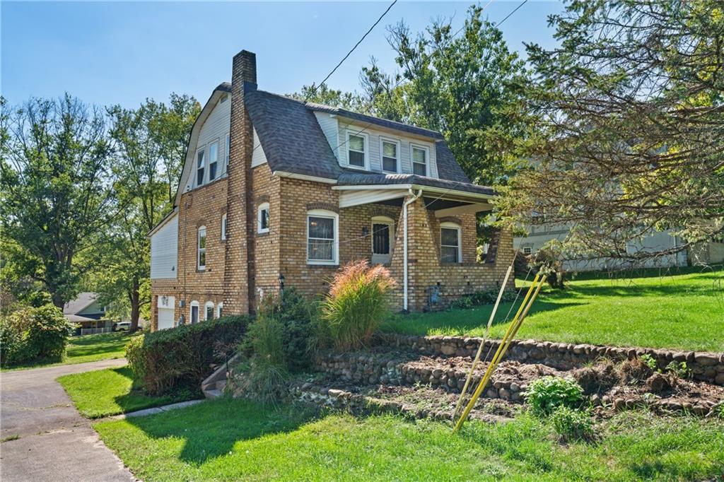 a view of a house with backyard