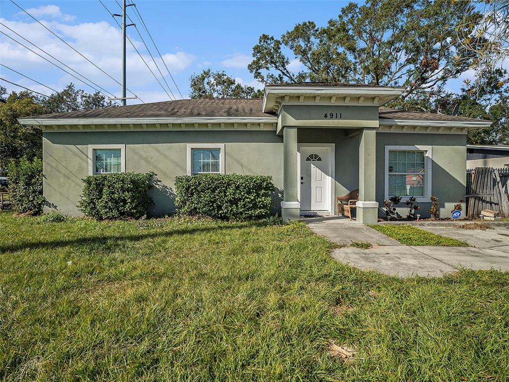 a view of a house with a yard