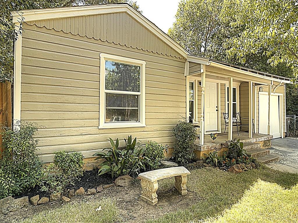 a view of a house with backyard