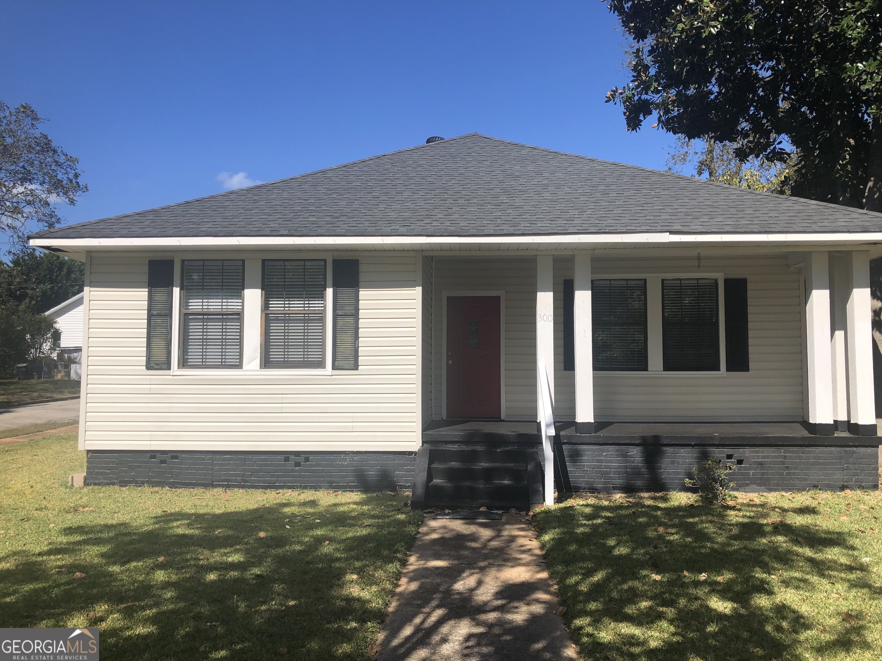 a view of a house with a yard