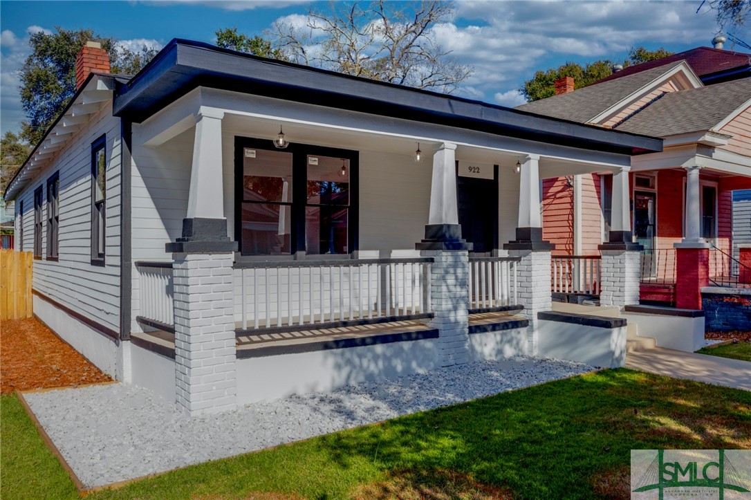 Beautifully renovated 1920s bungalow w/ 3 bedrooms