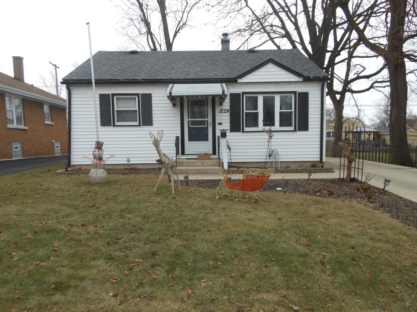 a view of a house with a yard