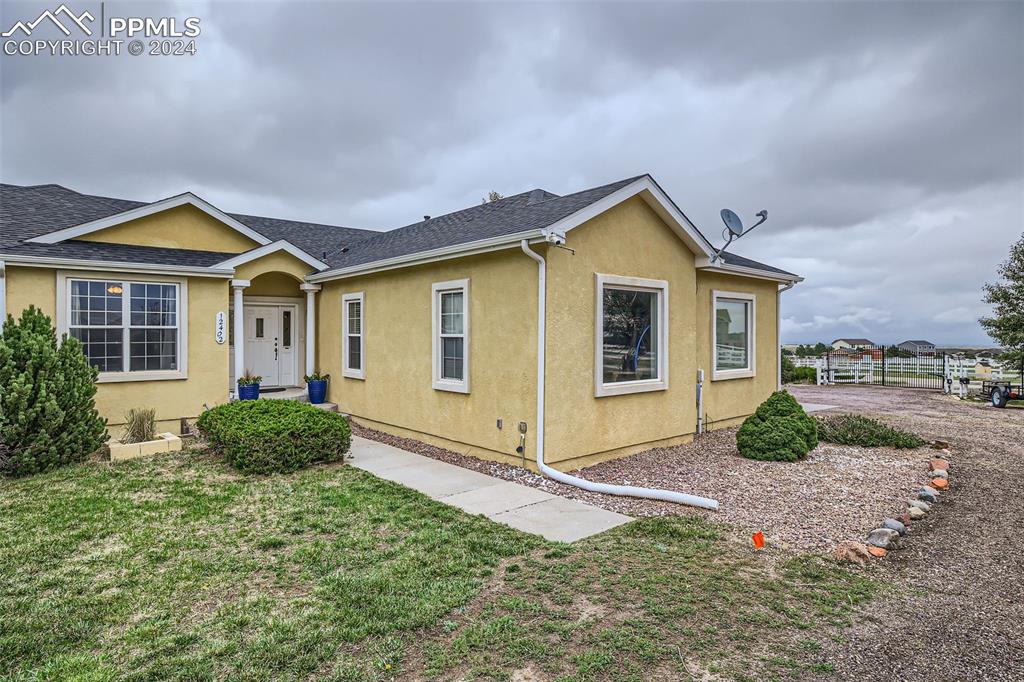 a view of front of a house with a yard