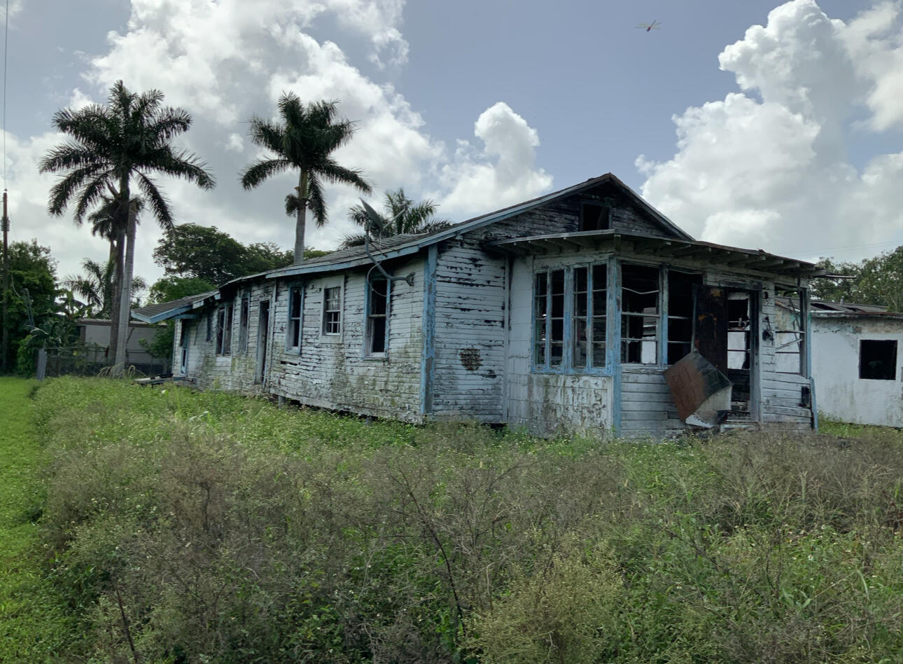 a view of a house with a backyard