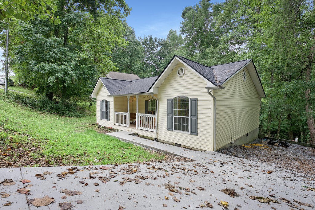 a view of a house with a yard