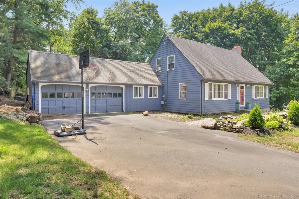 a view of a house with backyard and garden