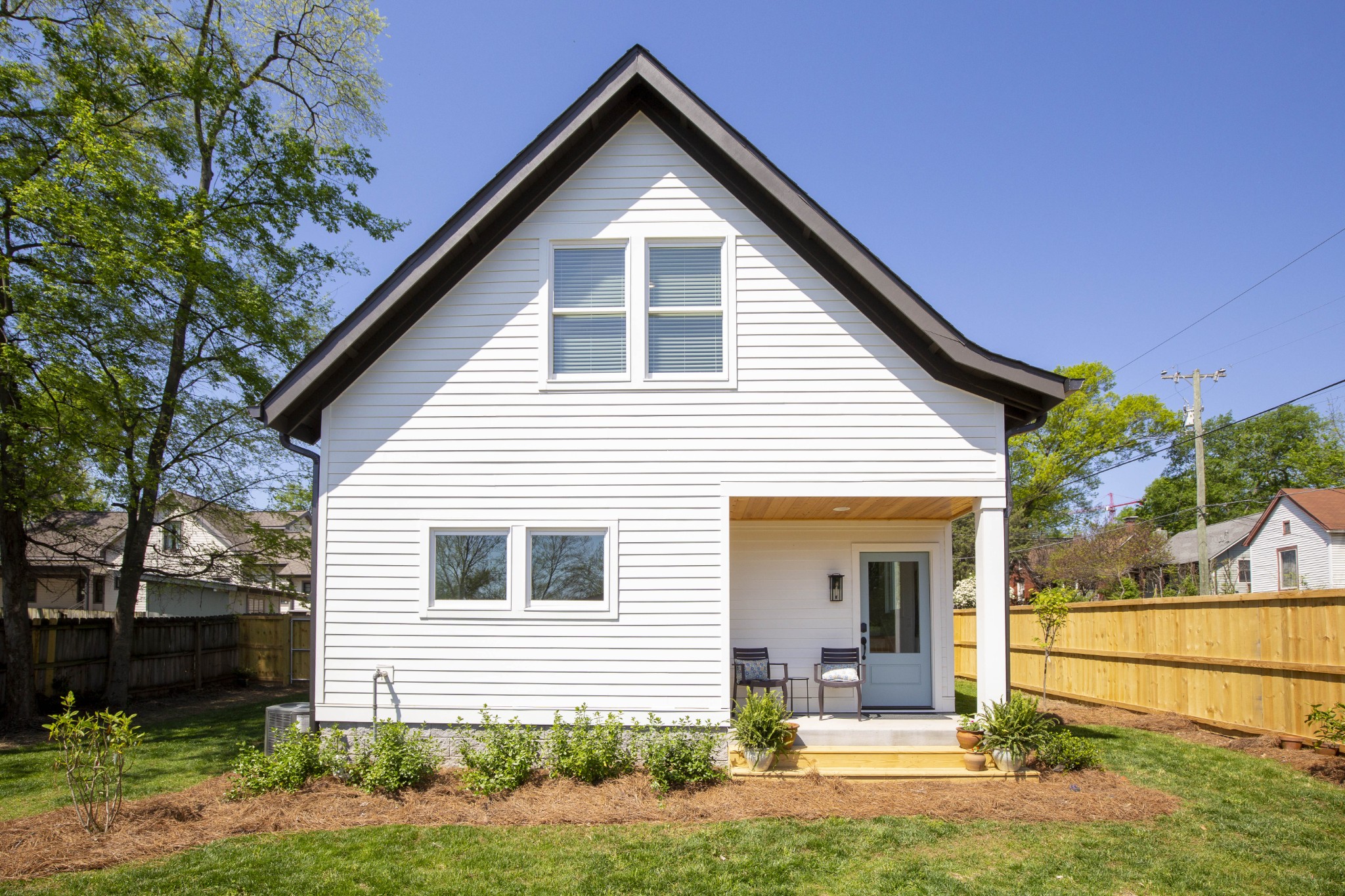 a view of a house with yard and plants