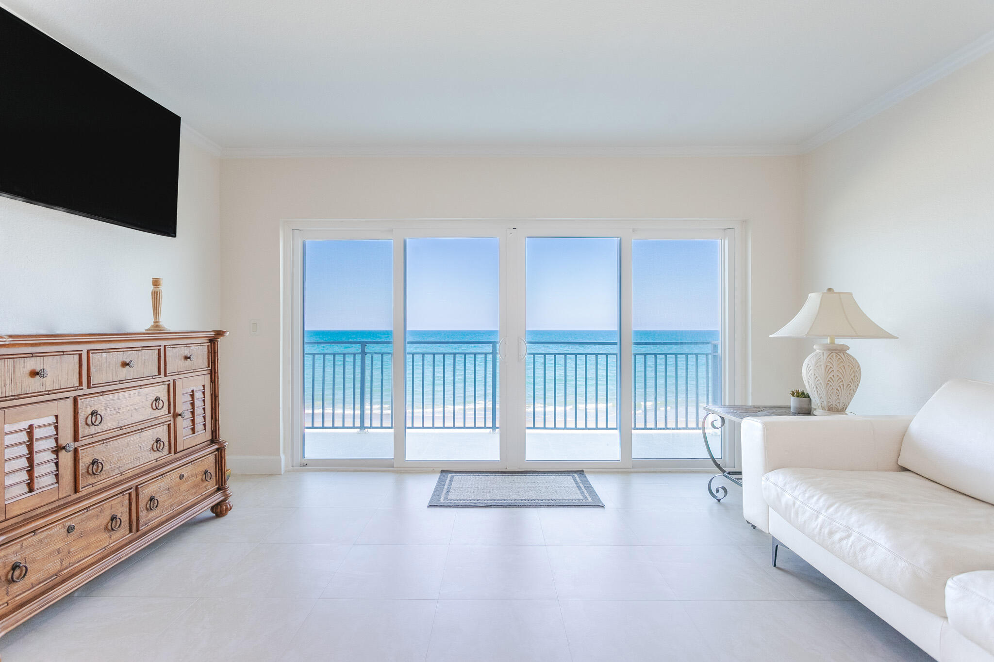 a view of livingroom with furniture