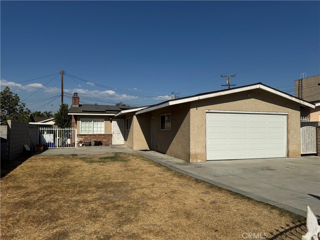 a view of a house with backyard and kitchen