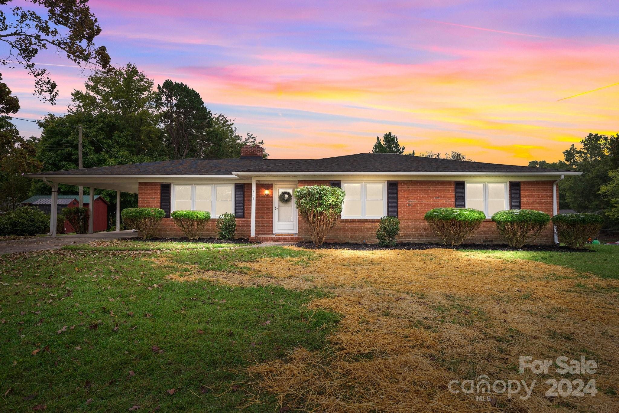 a view of a house with backyard and garden