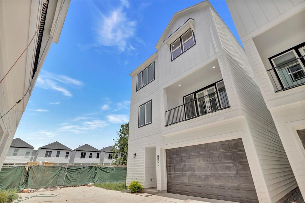 a view of houses with sky view