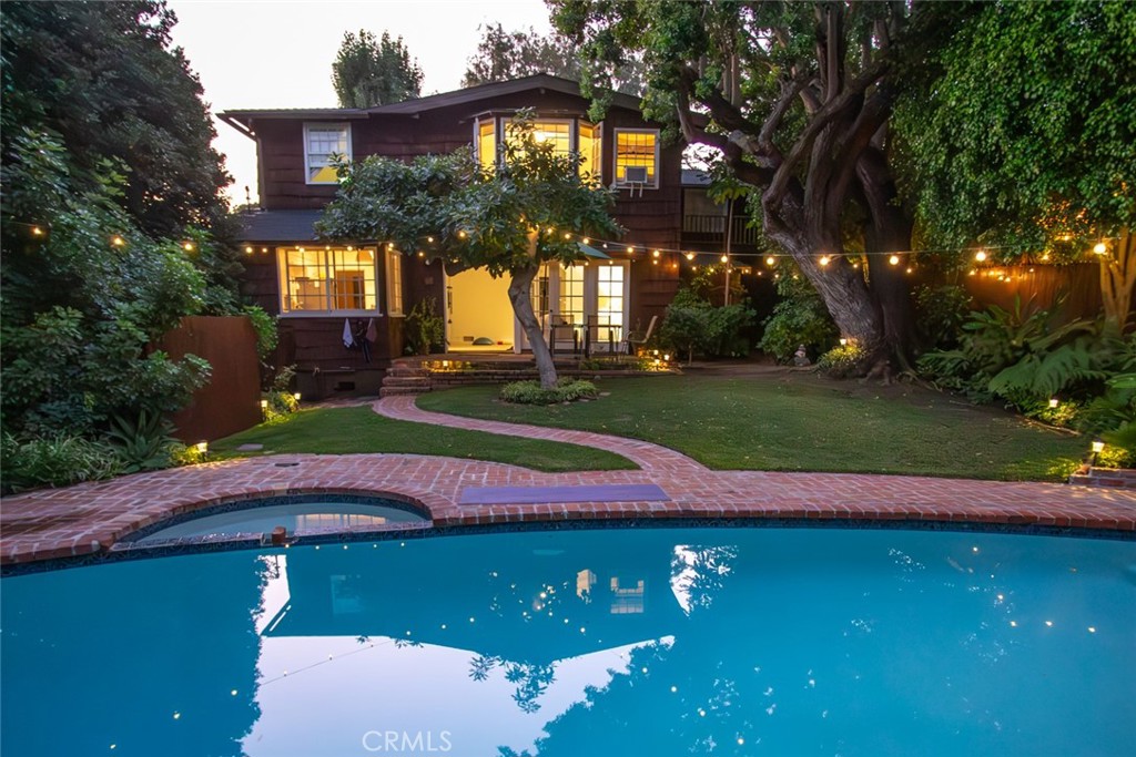 a view of a yard in front of the house