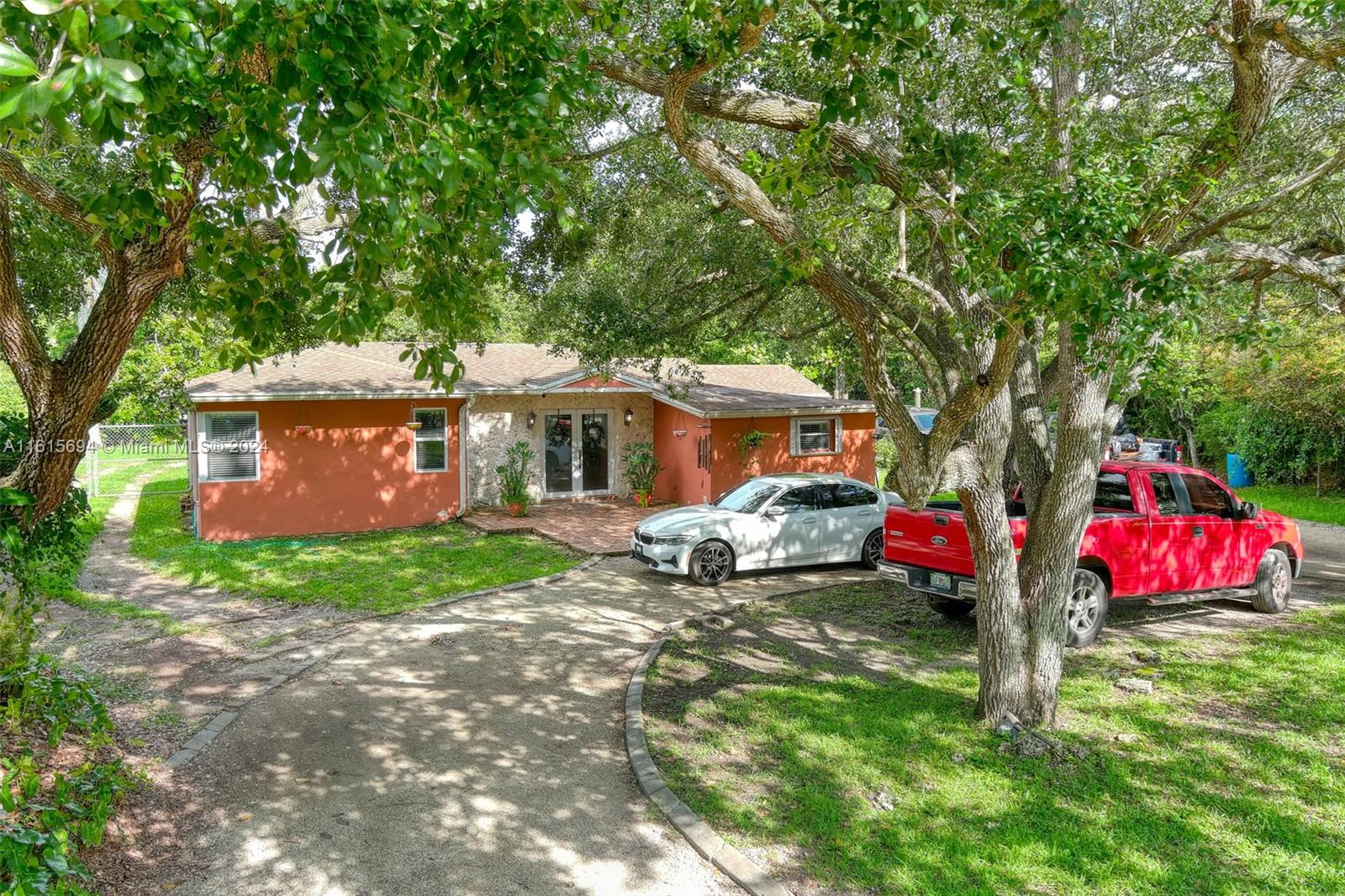 a view of a house with backyard