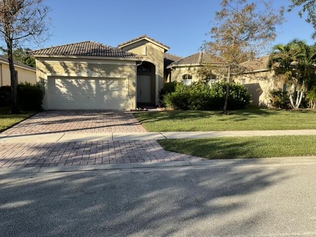 a view of a house with a yard