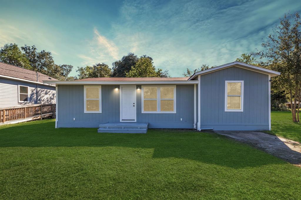 a view of front of a house with a yard