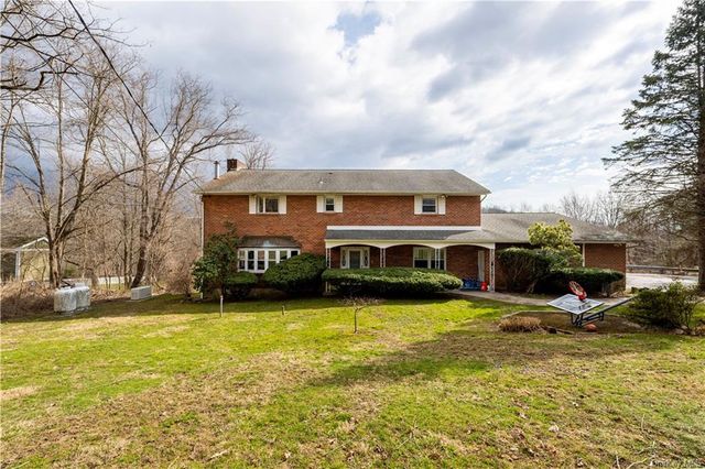 $859,900 | 186 Mahopac Avenue | Granite Springs