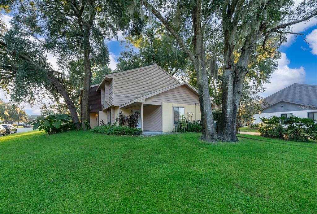 a view of a house with a yard