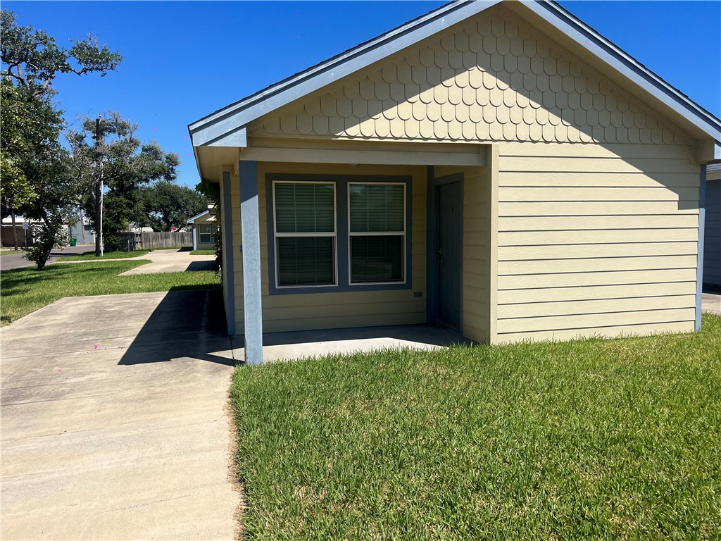 a view of a house with a yard