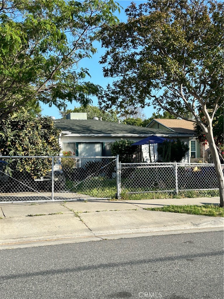 a view of house with a yard