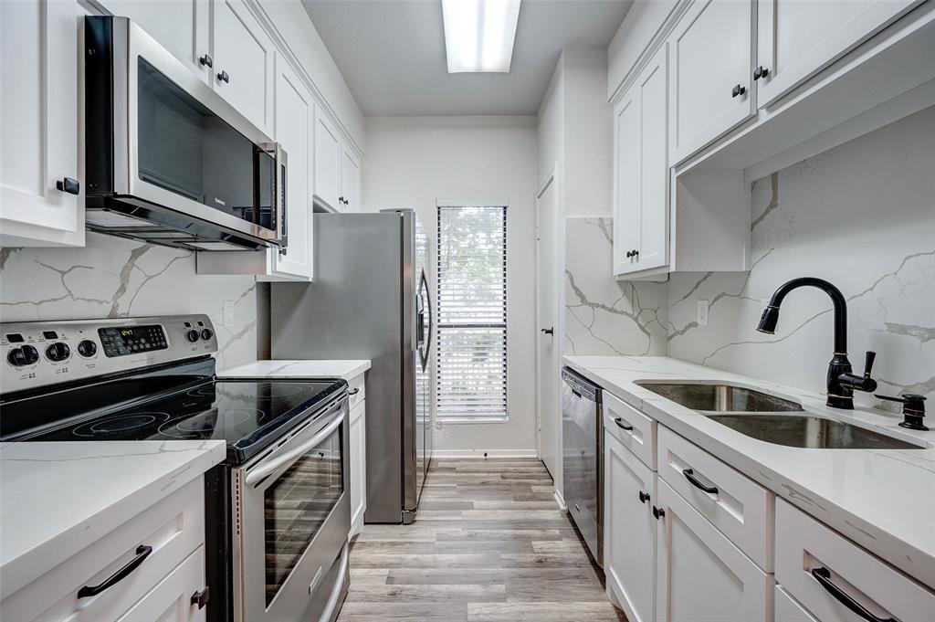 This beautiful kitchen is a joy to cook in!