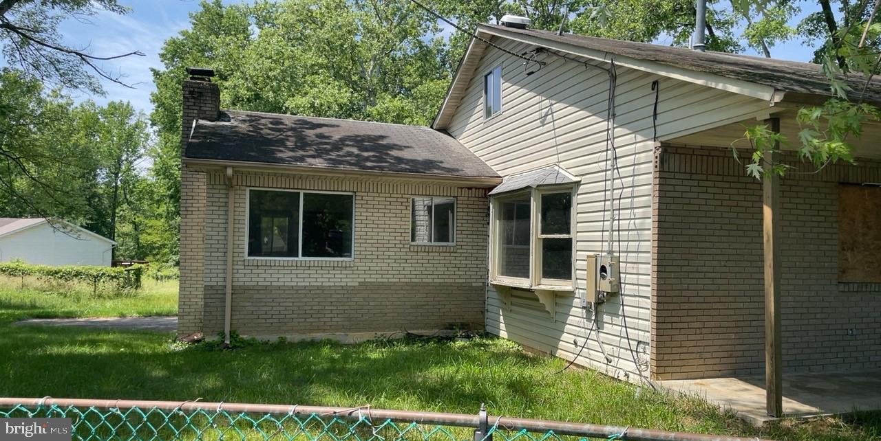 a view of house with a yard