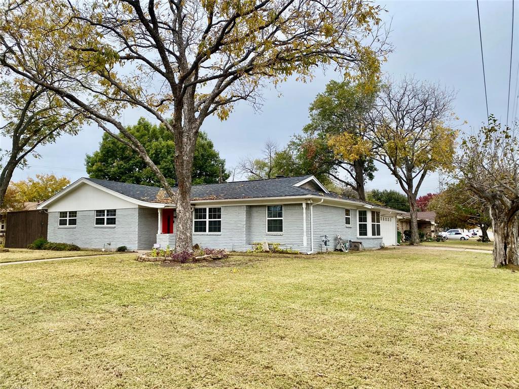 a view of a house with a yard