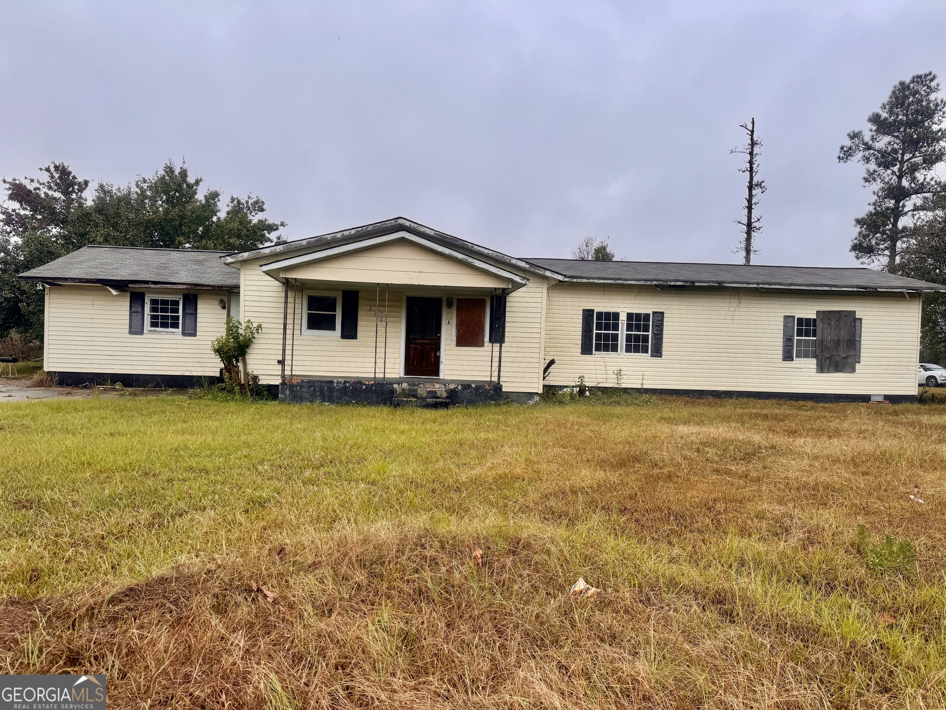 a front view of house with yard and swimming pool