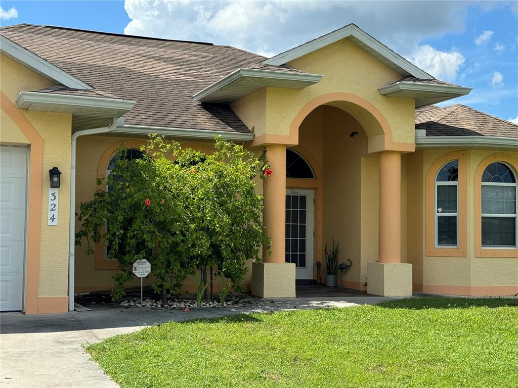 a view of a house with yard and plants