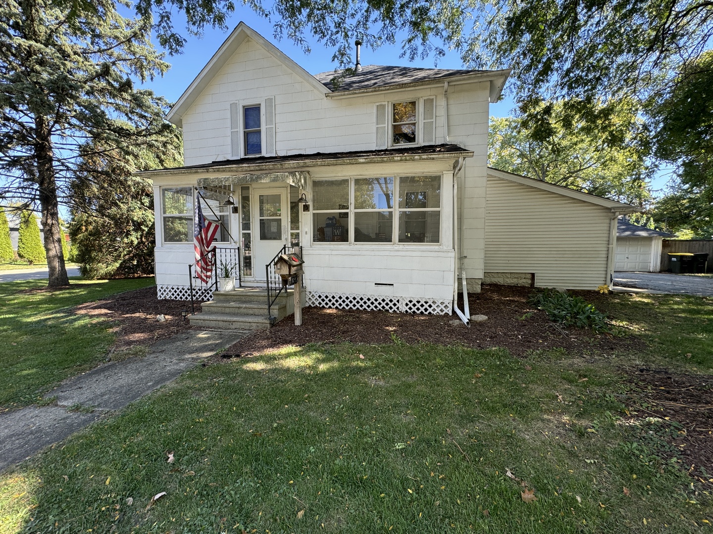 a view of a house with a yard